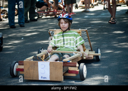 Kinder und Erwachsene teilnehmen in einer Nachbarschaft Seifenkistenrennen im Stadtteil Park Slope in Brooklyn in New York Stockfoto