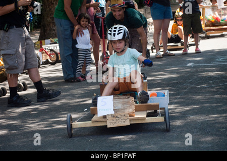 Kinder und Erwachsene teilnehmen in einer Nachbarschaft Seifenkistenrennen im Stadtteil Park Slope in Brooklyn in New York Stockfoto