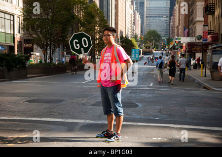 Fahrräder und Fußgänger ergreifen, um die Straßen für die New York Summer Streets-Veranstaltung Stockfoto