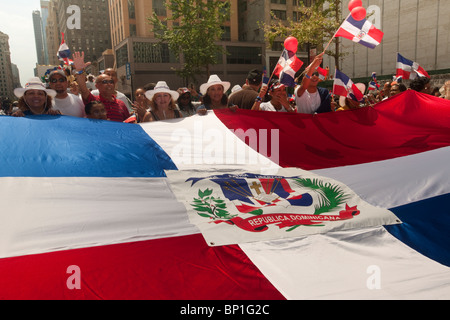 Tausende von Dominikanische Amerikaner sowie deren Freunde und Fans feiern auf der Dominikanischen Independence Day Parade in New York Stockfoto