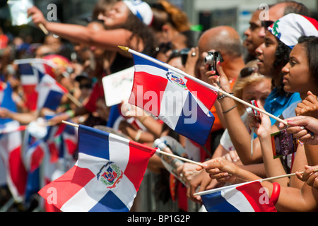 Tausende von Dominikanische Amerikaner sowie deren Freunde und Fans feiern auf der Dominikanischen Independence Day Parade in New York Stockfoto