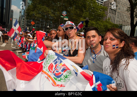 Tausende von Dominikanische Amerikaner sowie deren Freunde und Fans feiern auf der Dominikanischen Independence Day Parade in New York Stockfoto