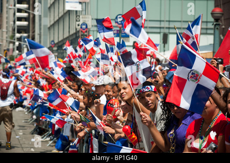 Tausende von Dominikanische Amerikaner sowie deren Freunde und Fans feiern auf der Dominikanischen Independence Day Parade in New York Stockfoto