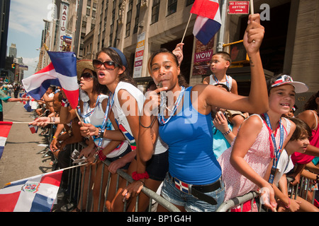 Tausende von Dominikanische Amerikaner sowie deren Freunde und Fans feiern auf der Dominikanischen Independence Day Parade in New York Stockfoto