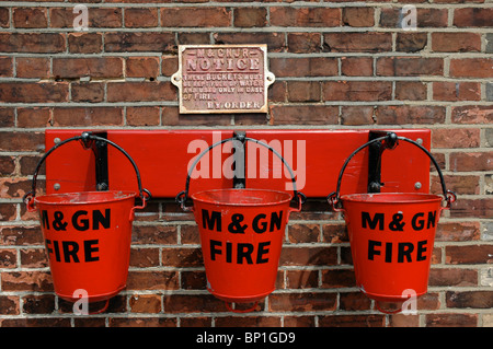 Feuer, Eimer, Sheringham Station, North Norfolk Railway, England, UK Stockfoto