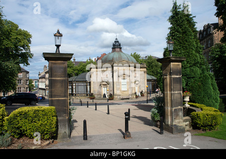 Pump House Harrogate gesehen von Valley Gardens Stockfoto