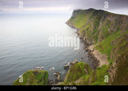 Grüne grasbewachsenen Klippen an der südwestlichen Seite der Insel Runde an der West Küste von Norwegen Stockfoto