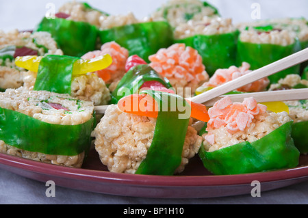 Reis Krispie behandelt, die spielerisch Sushi imitieren werden zum Dessert serviert. Stockfoto