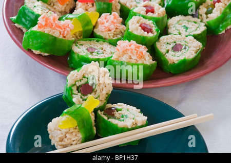 Reis Krispie behandelt, die spielerisch Sushi imitieren werden zum Dessert serviert. Stockfoto