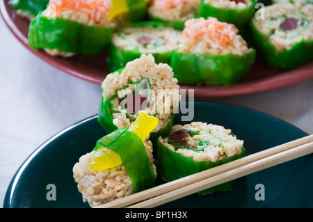 Reis Krispie behandelt, die spielerisch Sushi imitieren werden zum Dessert serviert. Stockfoto