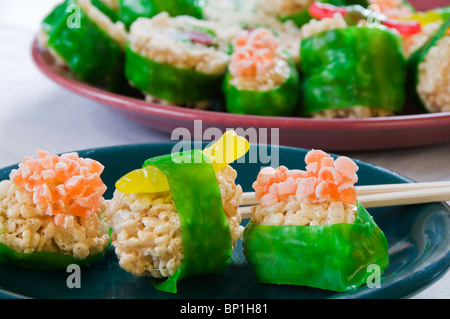 Reis Krispie behandelt, die spielerisch Sushi imitieren werden zum Dessert serviert. Stockfoto