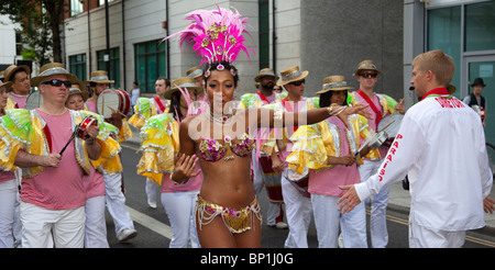 Ein Karneval 2010, Hackney, Samba-Tänzer und Blaskapelle Stockfoto