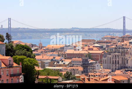 Blick vom Miradouro da Graca auf die Brücke über den Rio Tejo, Lissabon, Portugal Stockfoto