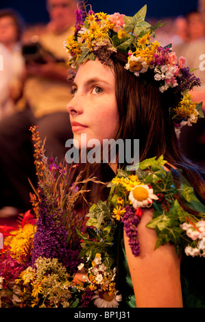 Ein junges Blumenmädchen in The National Eisteddfod of Wales, Ebbw Vale, August 2010 Stockfoto