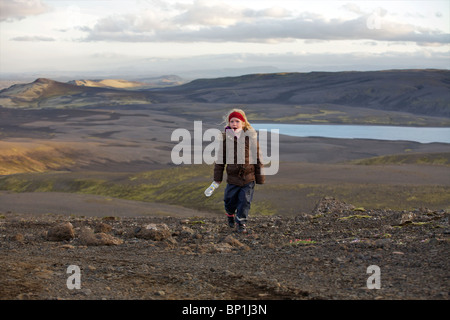 Junges Mädchen im Hochland von Island. Laki Craters, Vatnajökull-Nationalpark Stockfoto