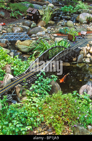 Im freien Wasser-Garten mit RR Modellbahn Stockfoto