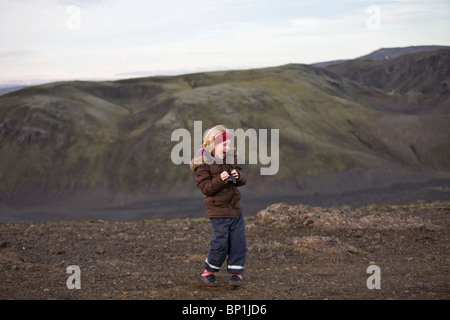 Junges Mädchen im Hochland von Island. Laki Craters, Vatnajökull-Nationalpark Stockfoto