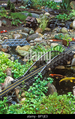 Im freien Wasser-Garten mit RR Modellbahn Stockfoto