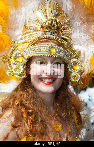 Samba-Tänzerin trägt eine goldene Krone, Hackney ein Karneval 2010, London, UK Stockfoto