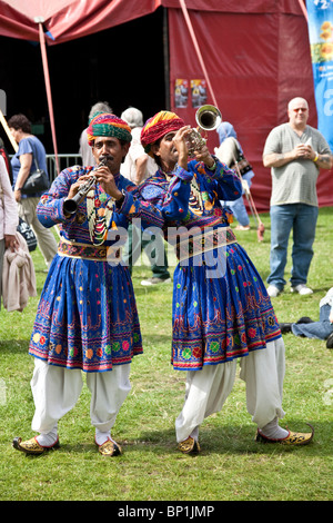 Trompeter und Klarinettist aus Jaipur Kawa Blaskapelle erklingt im Freien in 2010 Edinburgh Mela in Leith Links Schottland Stockfoto