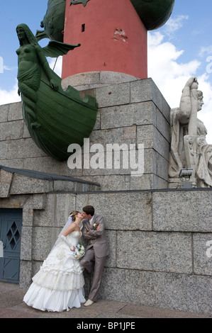 Ein Brautpaar an der Peter und Paul Fortress, Sankt Petersburg, Russland Stockfoto