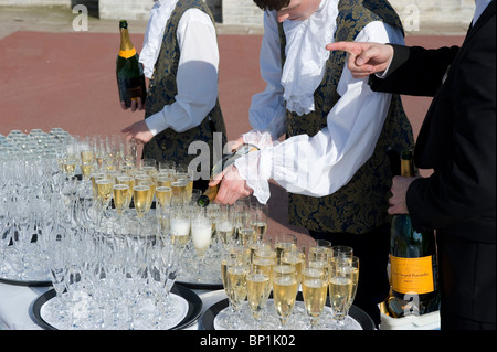 Champagner zu servieren in der Katharinenpalast, Sankt Petersburg, Russland Stockfoto