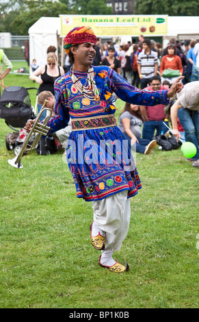 Trompeter aus Jaipur Kawa Brass Band tanzen während einer Outdoor-Performance 2010 Edinburgh Mela am Leith Links Stockfoto