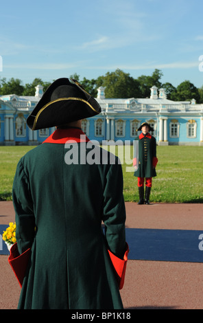 Männer in Uniform vor der Katharinenpalast, Sankt Petersburg, Russland Stockfoto