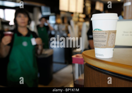 Starbucks mit Barista und Kaffee Tasse auf der Theke. Stockfoto