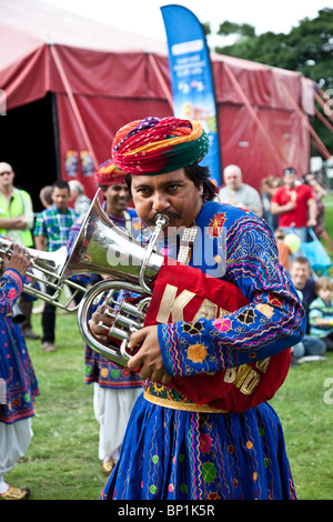 Tuba-Spieler aus Jaipur Kawa Blasmusik erklingt im Freien in 2010 Edinburgh Mela, Leith Links. Stockfoto