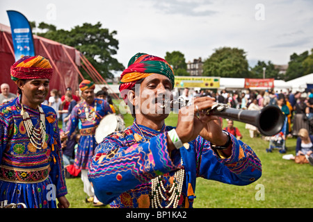 Zwei Mitglieder von Jaipur Kawa Brass Band im Freien an der Edinburgh Mela 2010 in Leith Links, Klarinettist spielen. Stockfoto