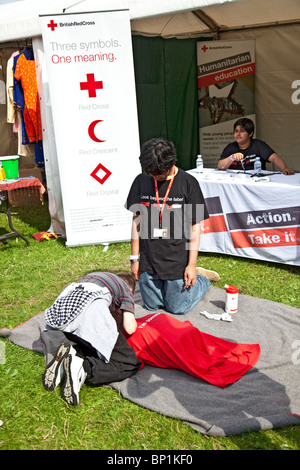 Junger Freiwilliger auf dem britischen Roten Kreuz Stand auf Edinburgh Mela 2010 ein Junge in künstliche Beatmung Technik angewiesen. Stockfoto