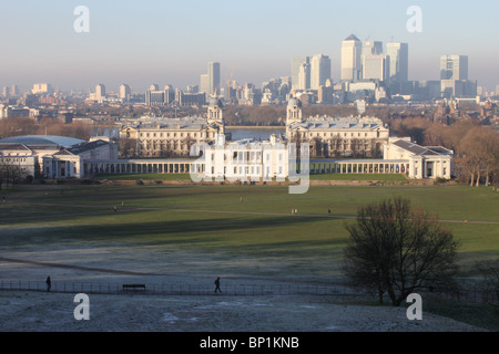 Blick über Greenwich Park, The Queens House und Royal Naval College, Themse und Canary Wharf im Hintergrund, London Stockfoto