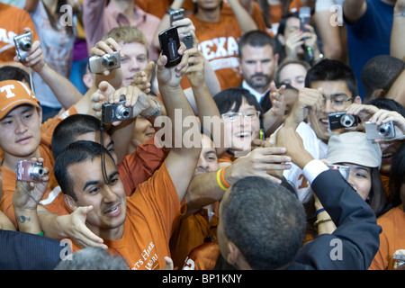 US-Präsident Barack Obama begrüßt Zuschauer an der University of Texas nach einer Rede auf dem Austin Campus. Stockfoto