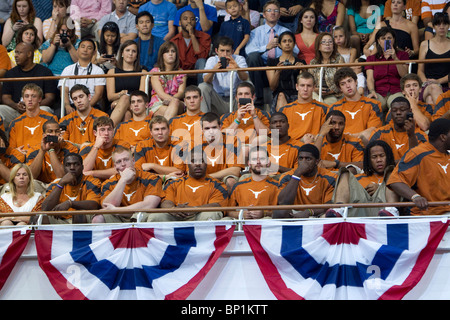 Einige Mitglieder der University of Texas-Fußball-Nationalmannschaft und andere anhören von US-Präsident Barack Obama spricht auf dem Campus in Austin Stockfoto