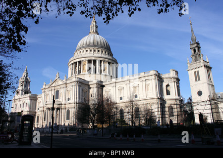 Str. Pauls Kathedrale Südseite in der Sonne, aus St Paul Kirchhof, City of London, England, UK Stockfoto