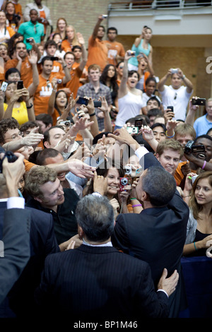 US-Präsident Barack Obama begrüßt Zuschauer an der University of Texas nach einer Rede auf dem Austin Campus. Stockfoto