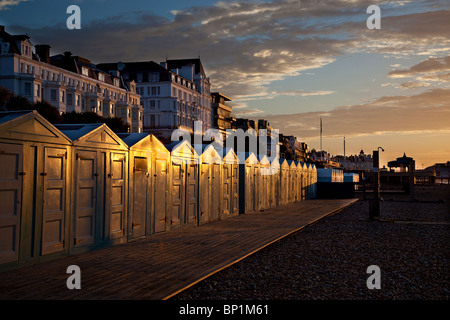 Sonnenaufgang am Strand Hütten in Eastbourne in West Sussex. Stockfoto