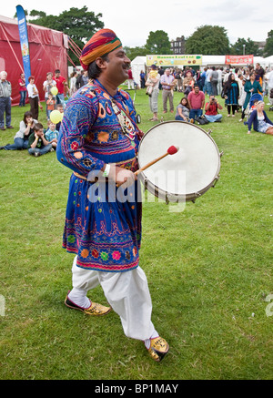 Männliche Schlagzeuger aus Jaipur Kawa Blaskapelle durchführen unter freiem Himmel auf der 2010 gehalten Edinburgh Mela in Leith Links Stockfoto