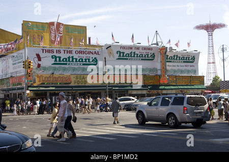 Die berühmten original Nathans Gemeinschaftsstände Hotdog auf der Ecke des Surf und Stillwell Avenue in Coney Island, Brooklyn, NY Stockfoto