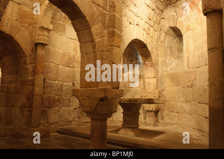 Stein-Voltigieren in der frühen romanischen Krypta des Kloster von Leyre (Mosterio de Leyre), Sierra de Leyre, Navarra, Spanien Stockfoto