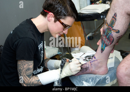 Bilder aus dem inzwischen berühmten Tattoo Jam Event in Doncaster UK zeigt Tätowierer bei der Arbeit und Menschen mit Tattoos und in der Tattoo-Szene Stockfoto