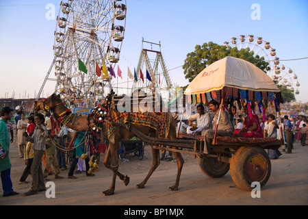 Menschen, die Fahrt von einem Pushkar fair in dekorativen Kamel Wagen, Rajasthan Indien. Stockfoto