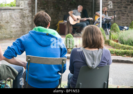 Ein paar Uhr Musicaians führen in der Nähe von Dom am Brecon Jazz Festival 2010 Stockfoto