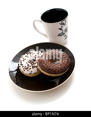 eine Tasse heißen Kaffee und zwei leckere Donuts Stockfoto