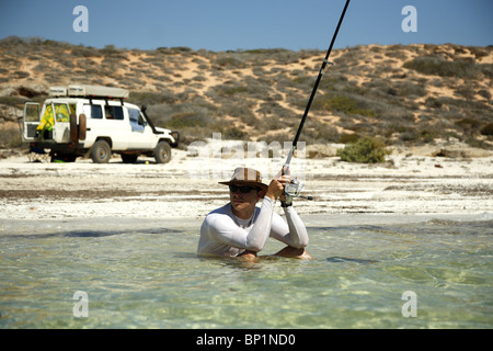 Ein junger Mann sitzen und Angeln im Indischen Ozean, Goulet Bluff, Australien Stockfoto