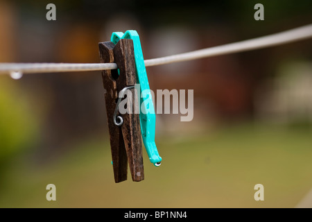 Zwei Wäscheklammern an einer Wäscheleine, tropft mit frischen Regentropfen Stockfoto