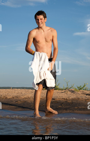 16-Jahr-jähriger Anglo junge Posen in das Wasser des Lake Buchanan in Llano County, Texas. Teil einer Serie. -Modell veröffentlicht. Stockfoto