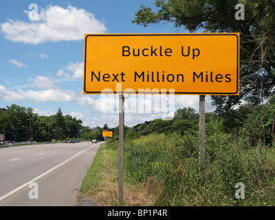 Buckle Up nächste Million Miles Autobahn Zeichen. Stockfoto