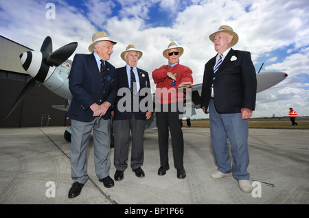 Wiedervereinigten Luftschlacht um England (l-R) Squadron Leader Tony Pickering, Flying Officer Ken Wilkinson, Major Hans-Ekkehard Bob-Piloten ein Stockfoto